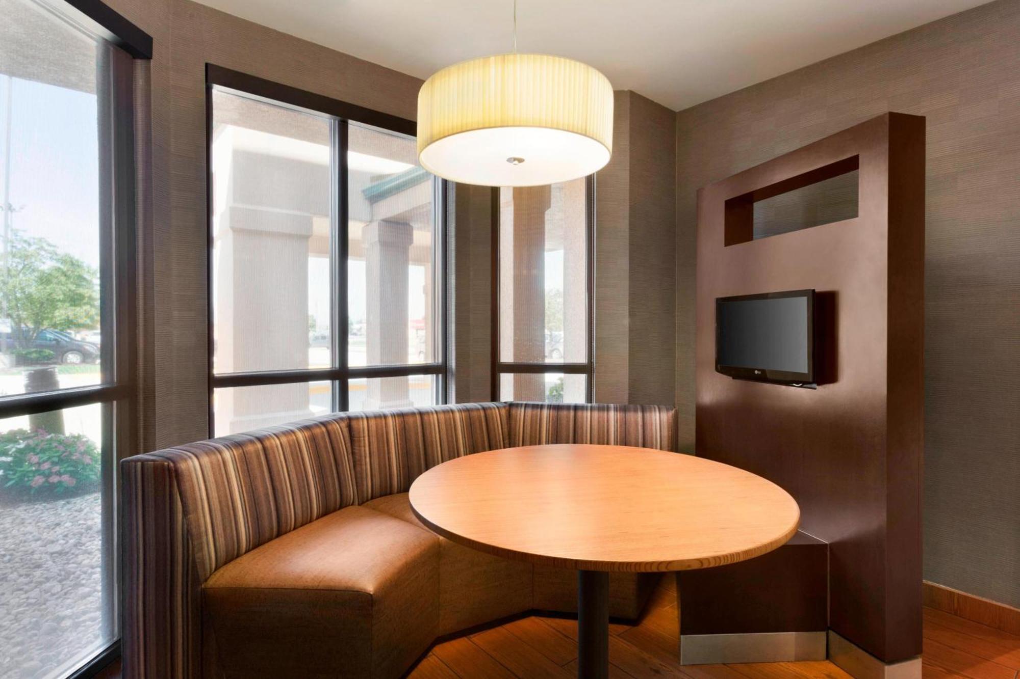 คอร์ตยาร์ด บลูมิงตัน นอร์มอล Hotel บลูมมิงตัน ภายนอก รูปภาพ